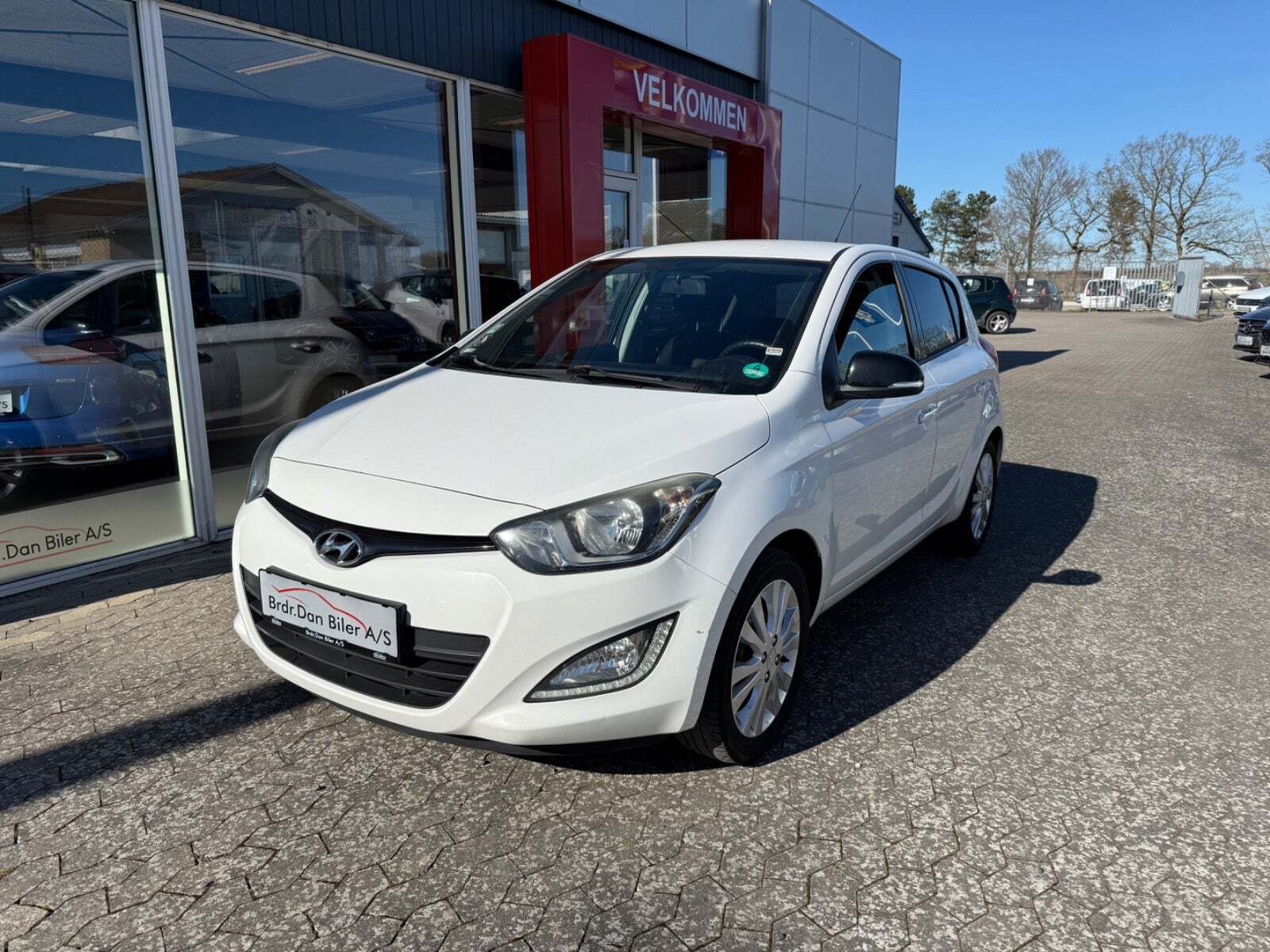 Hvid Hyundai i20 fra 2015 set udefra