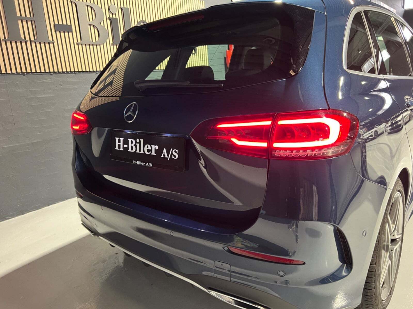 Blå Mercedes B200 fra 2020