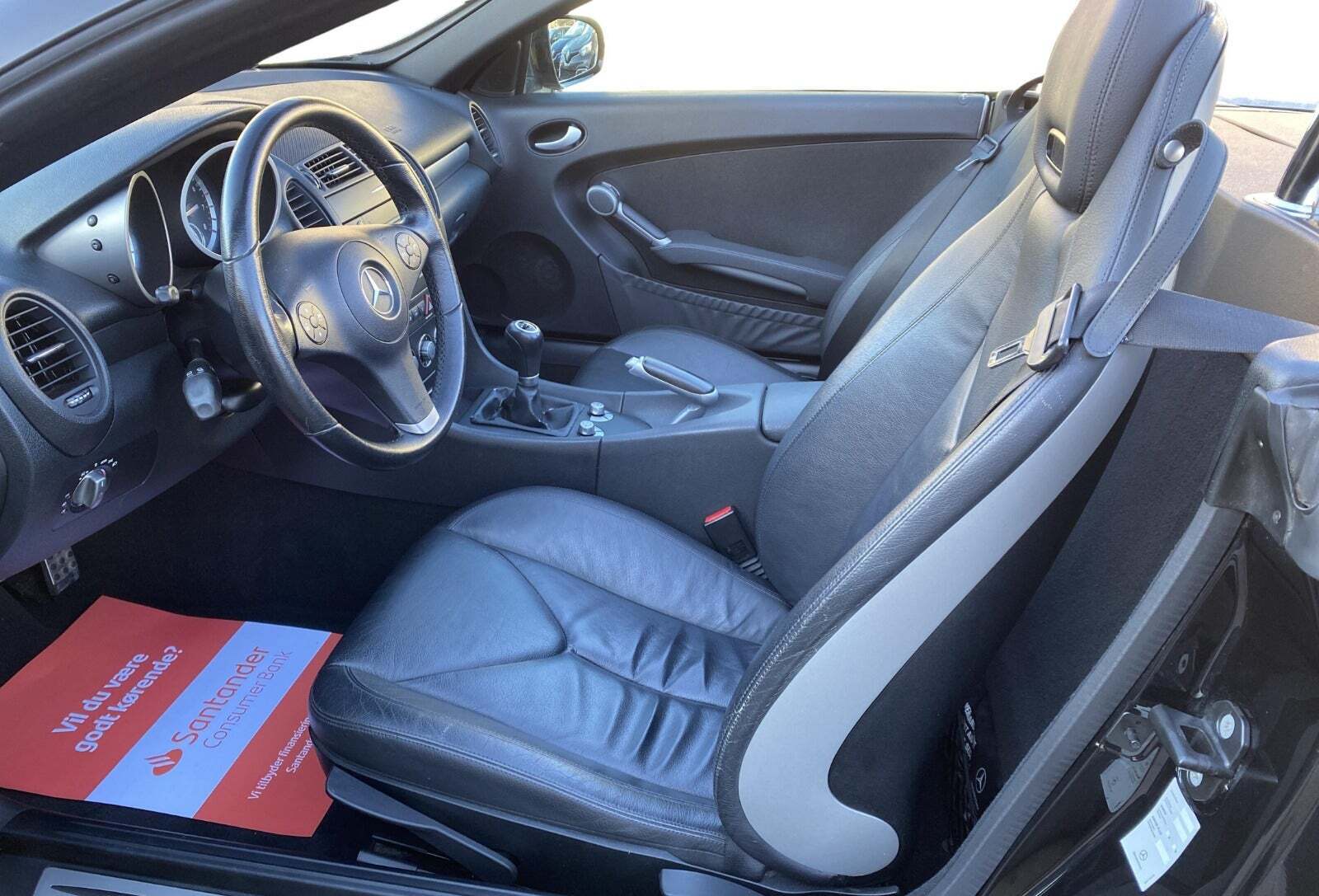 Sort Mercedes SLK200 fra 2008 set indefra