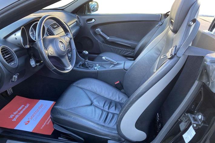 Sort Mercedes SLK200 fra 2008 set indefra