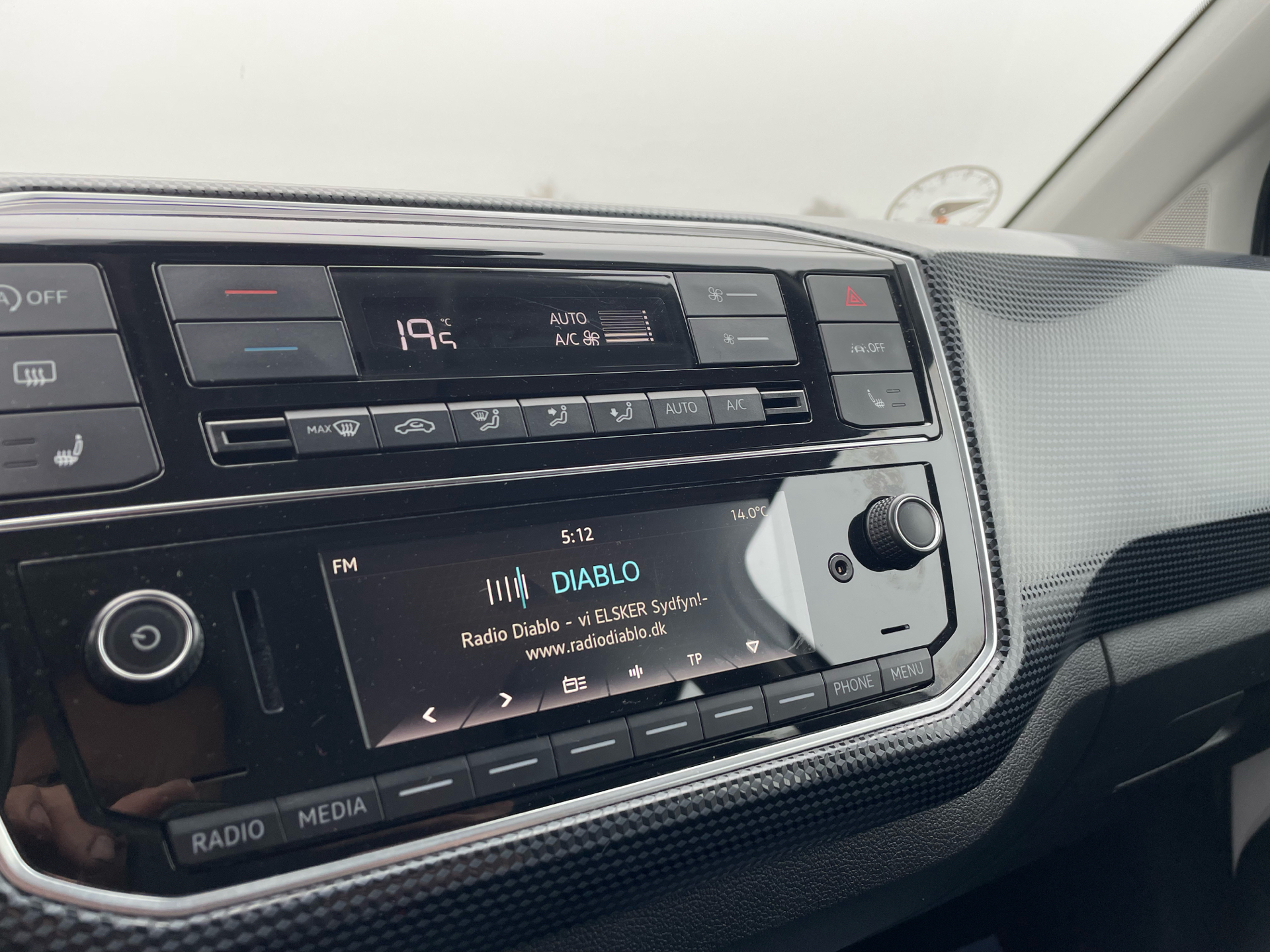 Hvid VW up fra 2020 set indefra