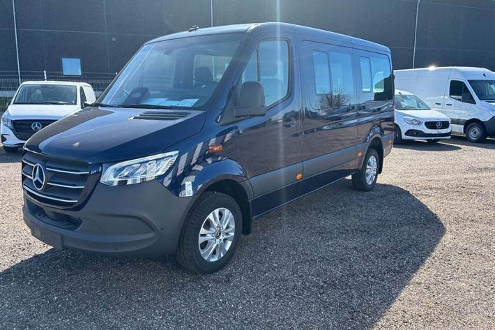 Blå Mercedes Sprinter 319 fra 2024