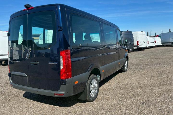 Blå Mercedes Sprinter 319 fra 2024