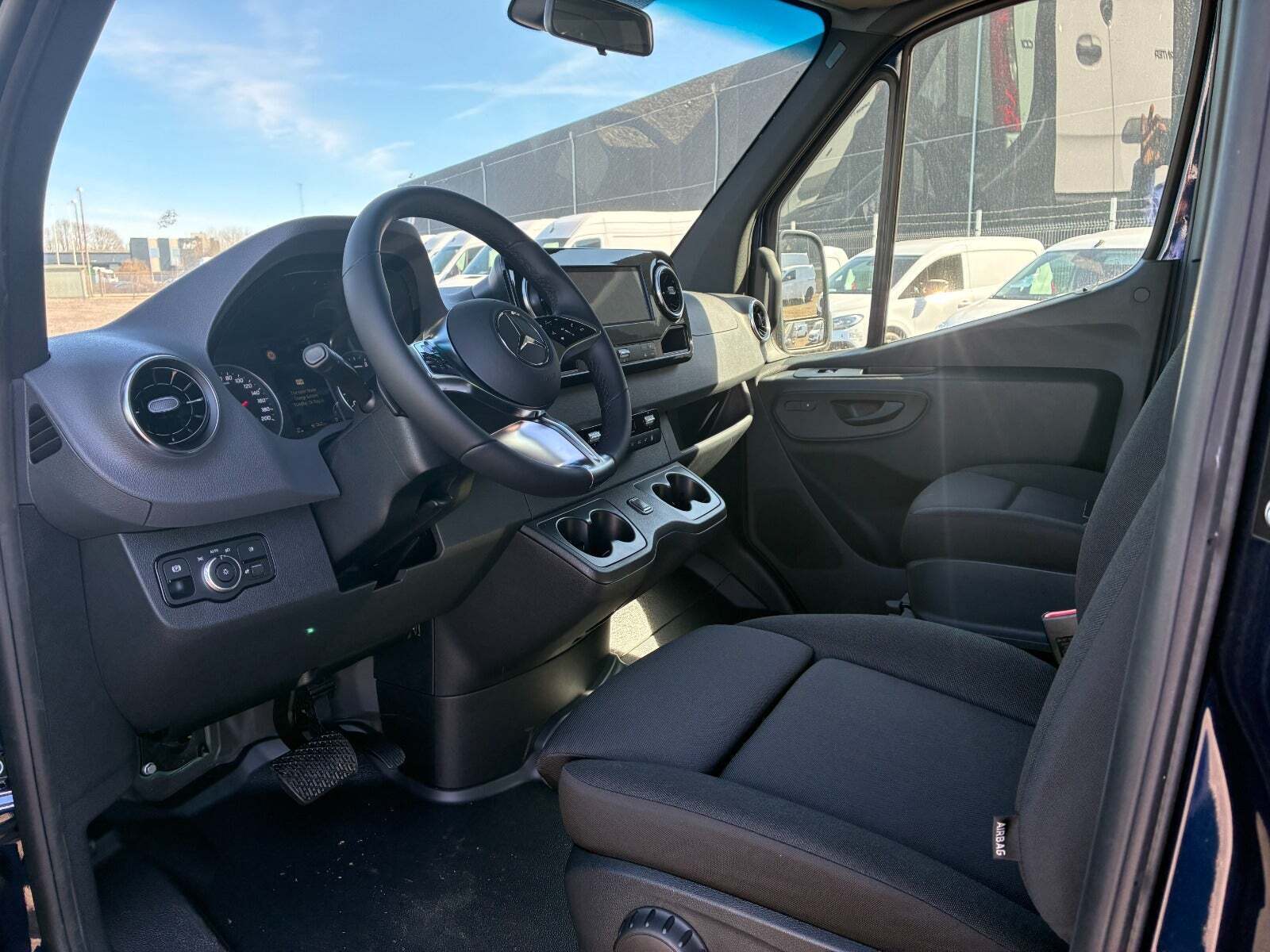 Blå Mercedes Sprinter 319 fra 2024 set indefra