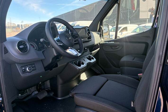 Blå Mercedes Sprinter 319 fra 2024 set indefra