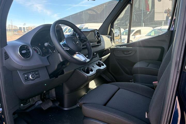 Blå Mercedes Sprinter 319 fra 2024 set indefra