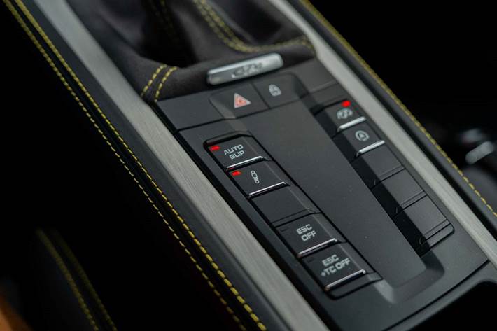 Sølv Porsche 718 Cayman GT4 fra 2020