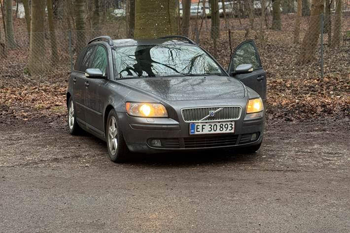 Grå Volvo V50 fra 2005