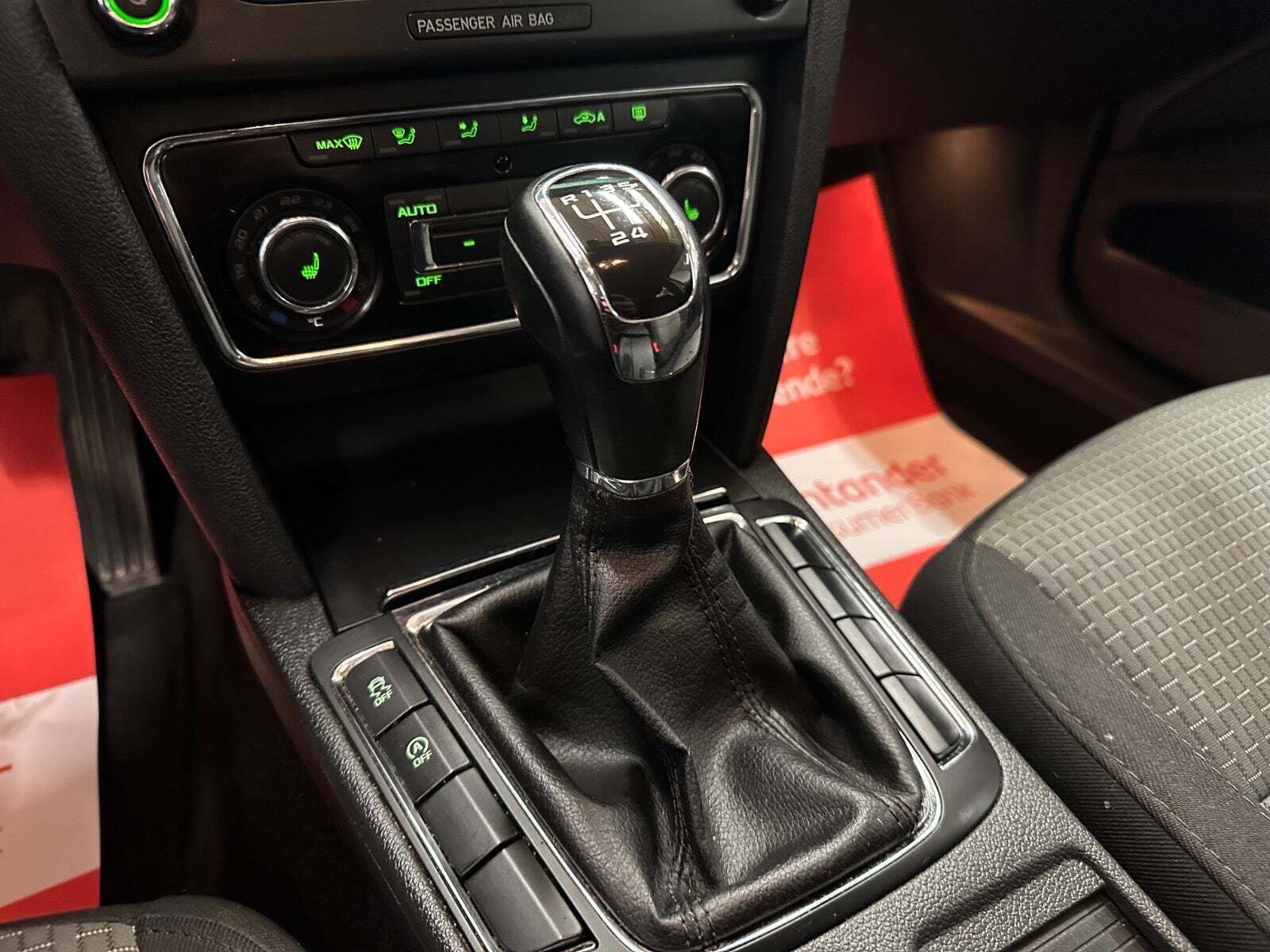 Grå Skoda Superb fra 2012