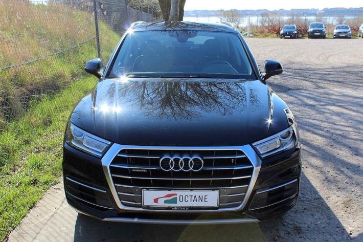 Sort Audi Q5 fra 2017 set udefra