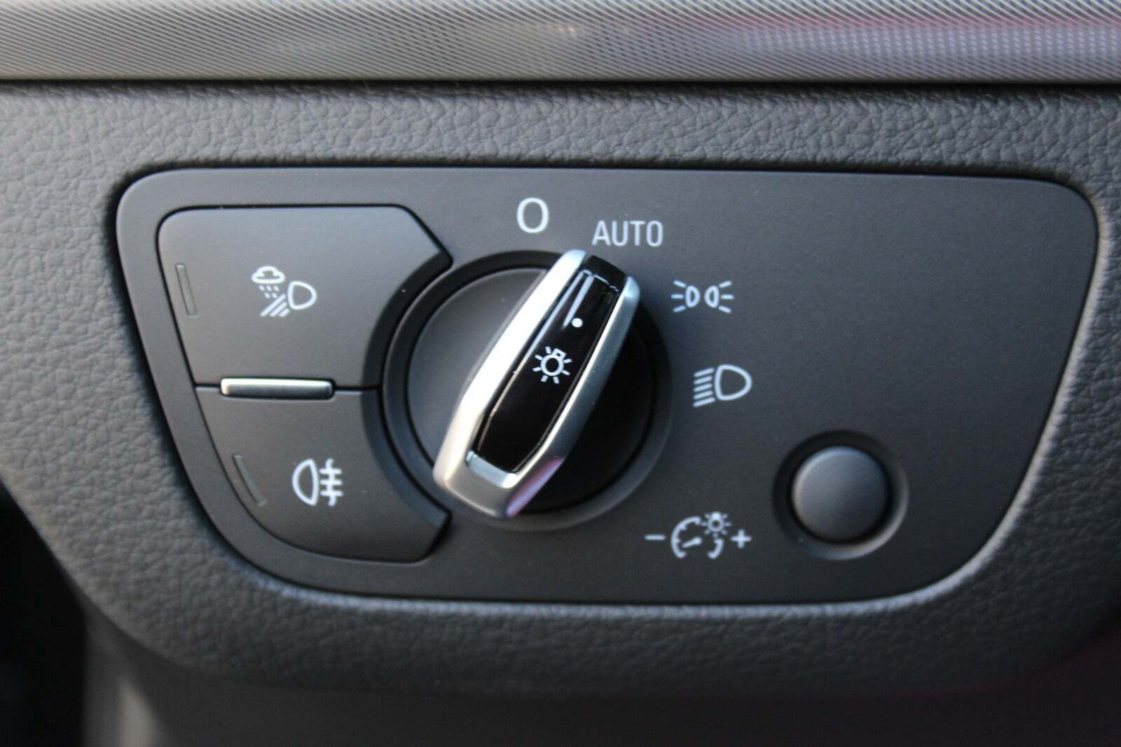 Sort Audi Q5 fra 2017 set indefra