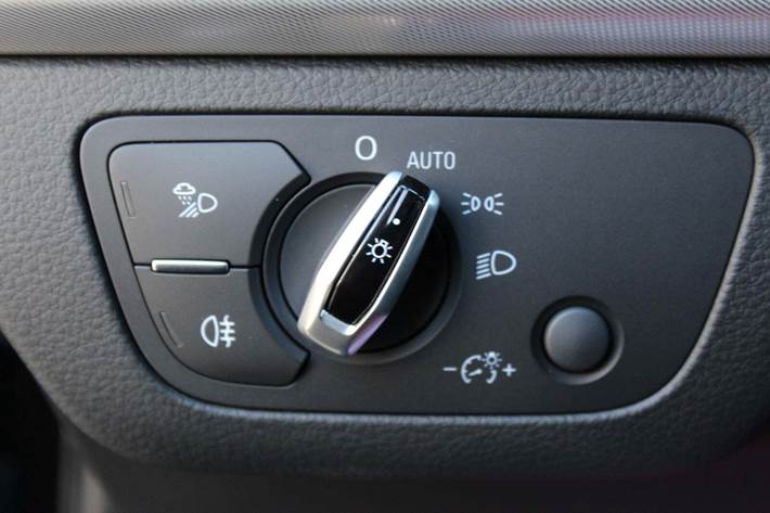 Sort Audi Q5 fra 2017 set indefra