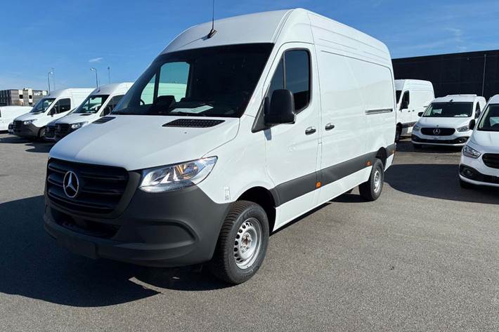 Hvid Mercedes Sprinter 317 fra 2024 set udefra