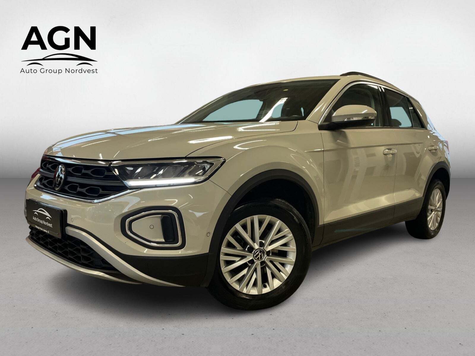 Beige VW T-Roc fra 2023 set udefra