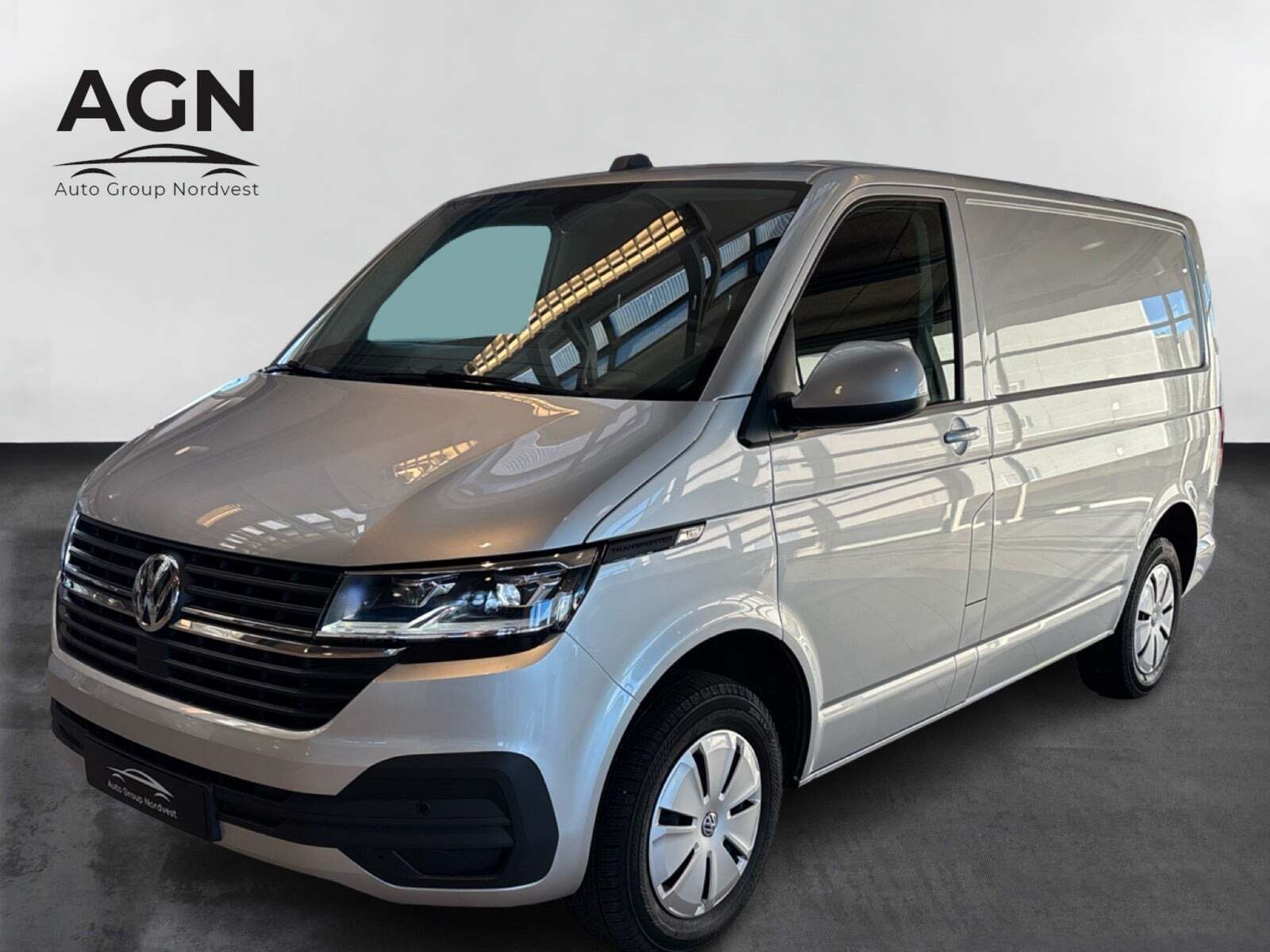 Sølv VW Transporter fra 2023 set udefra