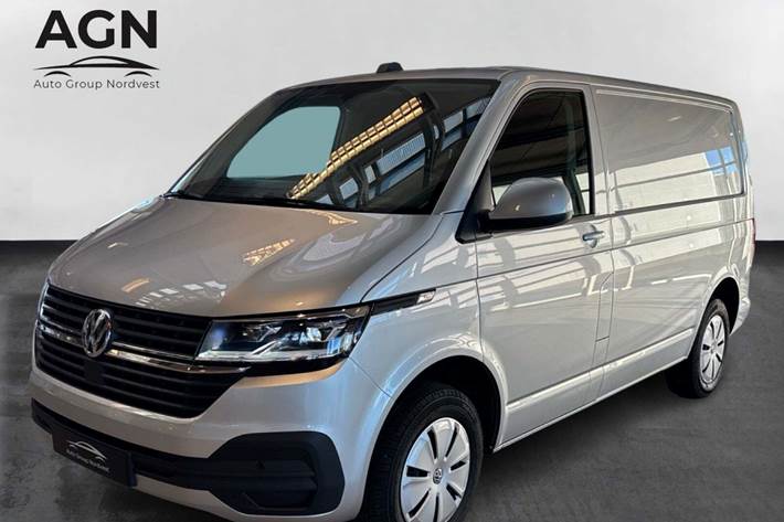 Sølv VW Transporter fra 2023 set udefra