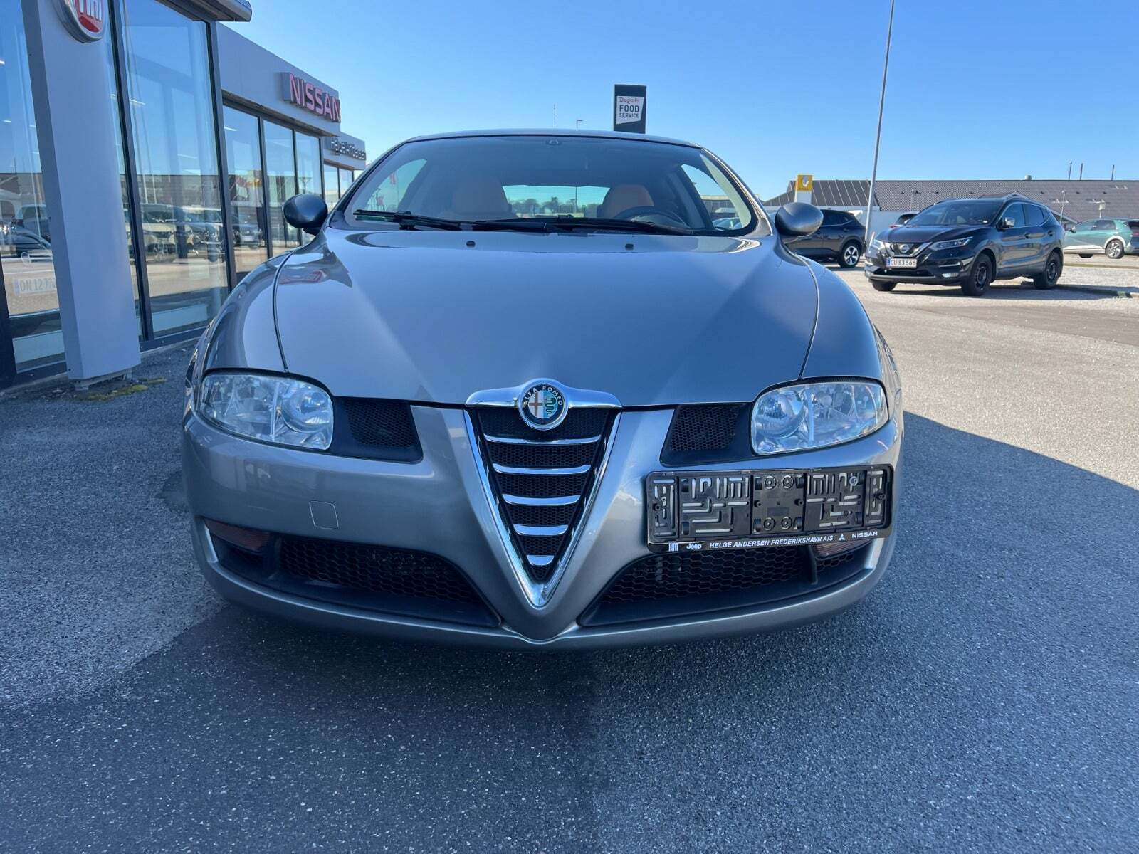 Grå Alfa Romeo GT fra 2005 set udefra