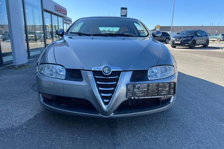 Grå Alfa Romeo GT fra 2005 set udefra
