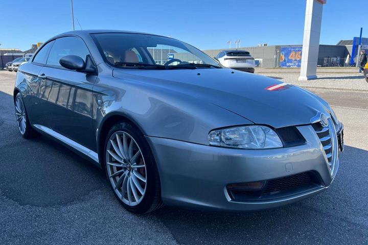 Grå Alfa Romeo GT fra 2005