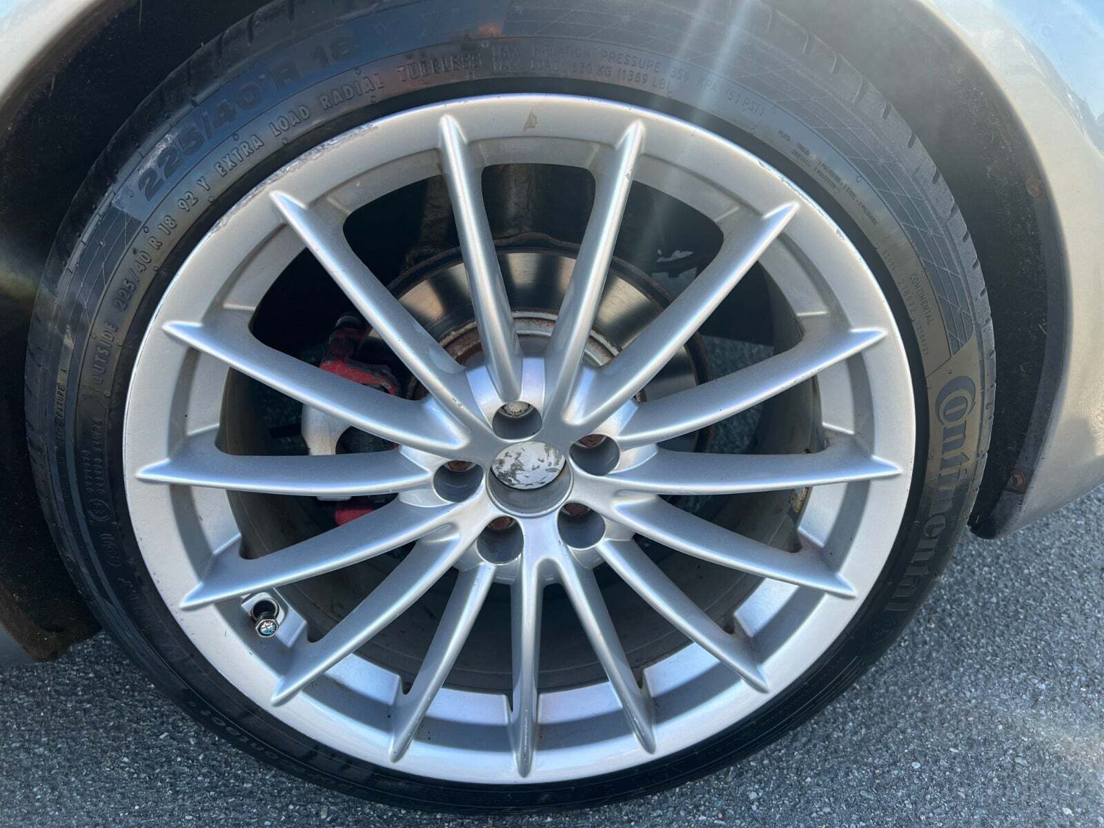 Grå Alfa Romeo GT fra 2005 set udefra