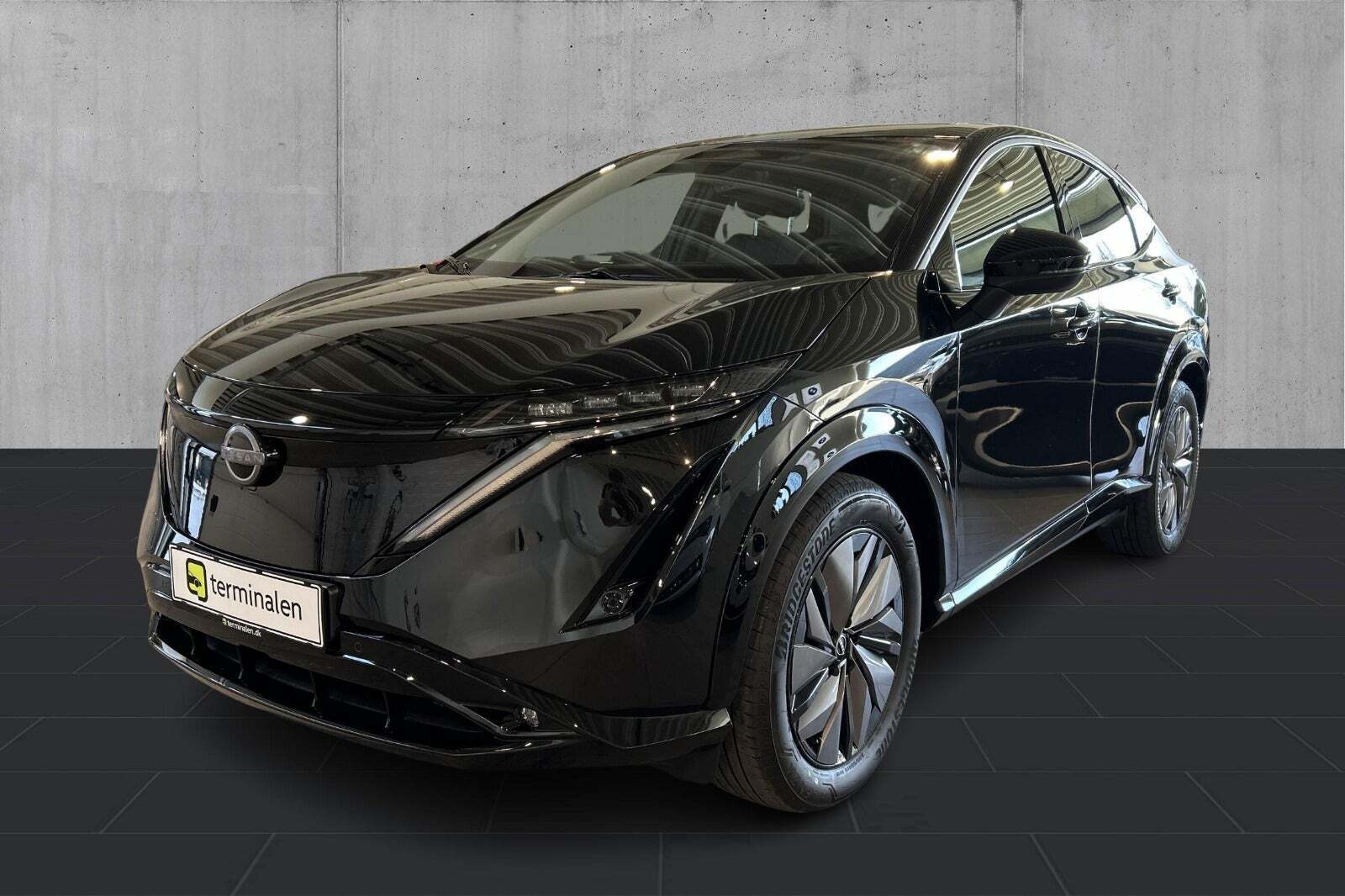 Sort Nissan Ariya fra 2025 set udefra