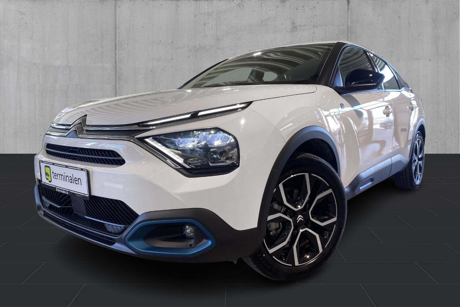 Hvid Citroën ë-C4 fra 2024 set udefra