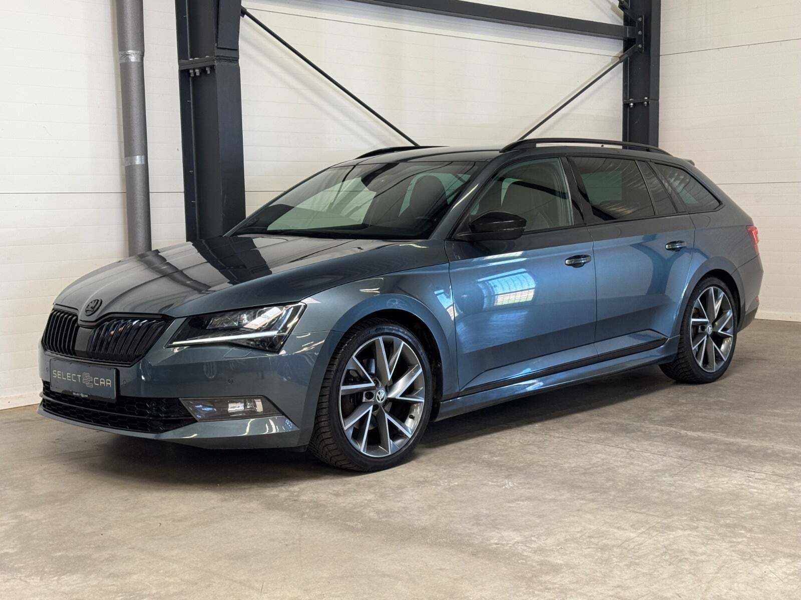 Grå Skoda Superb fra 2017