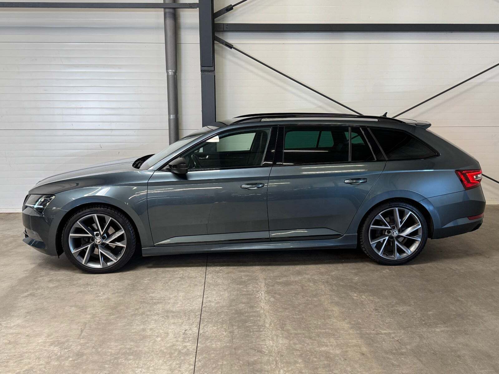 Grå Skoda Superb fra 2017