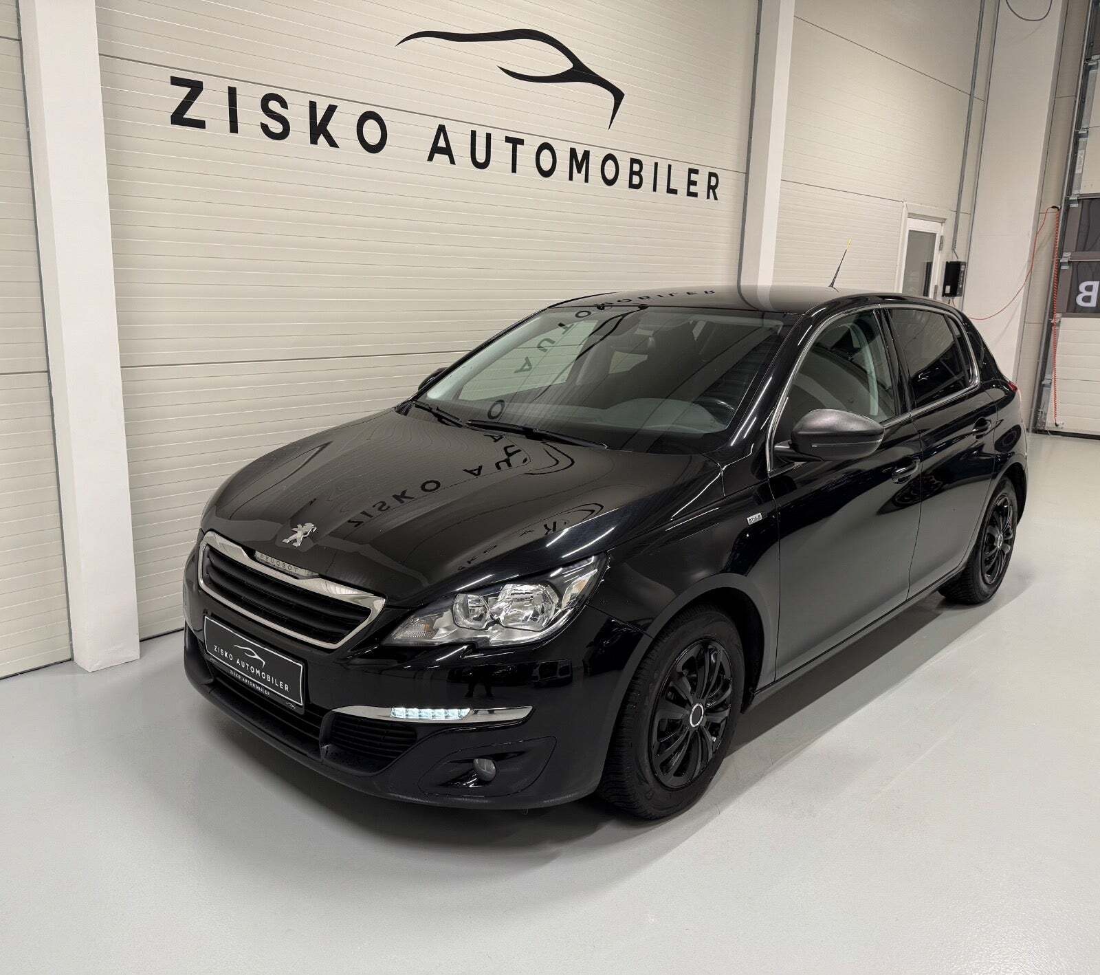 Sort Peugeot 308 fra 2015 set udefra