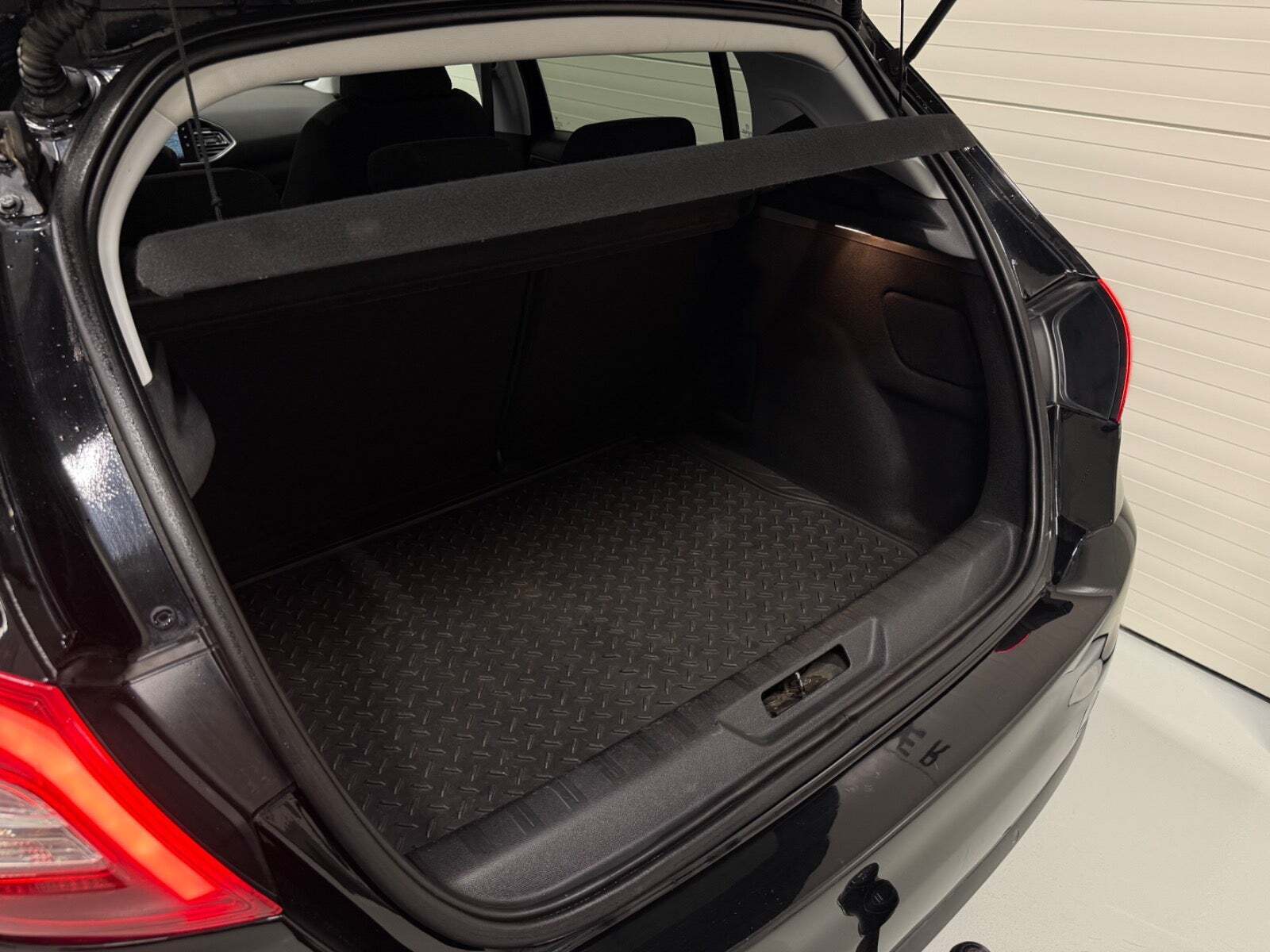 Sort Peugeot 308 fra 2015