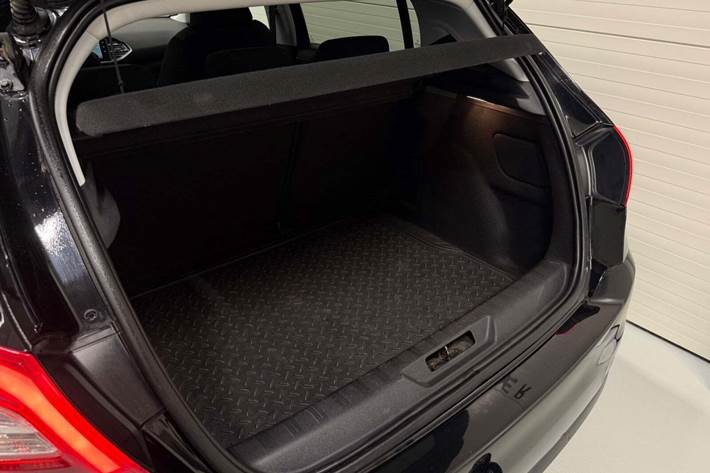 Sort Peugeot 308 fra 2015