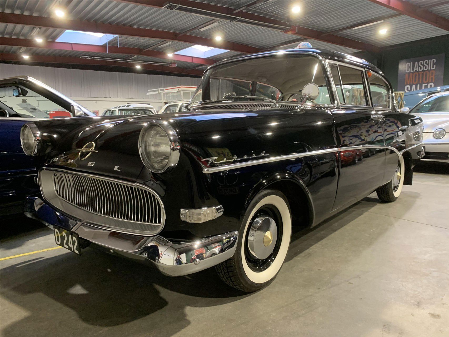 Sort Opel Rekord fra 1958 set udefra