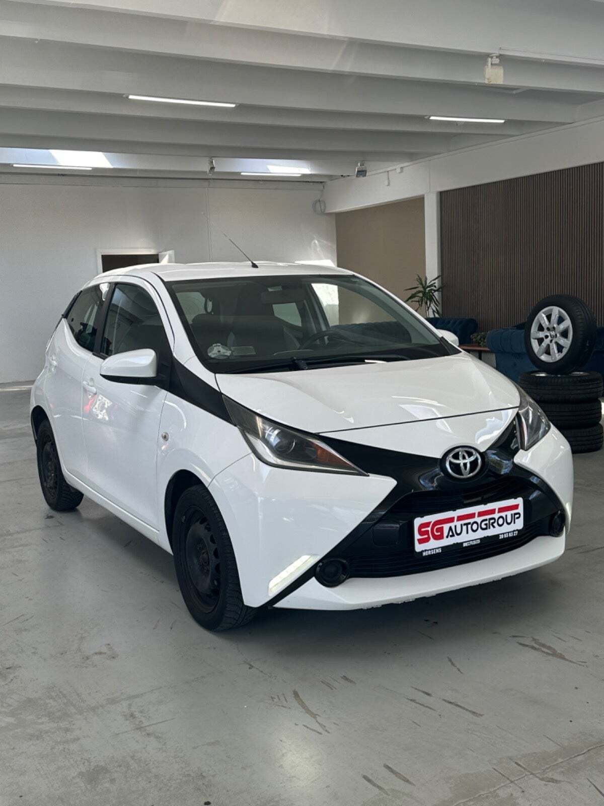 Hvid Toyota Aygo fra 2015