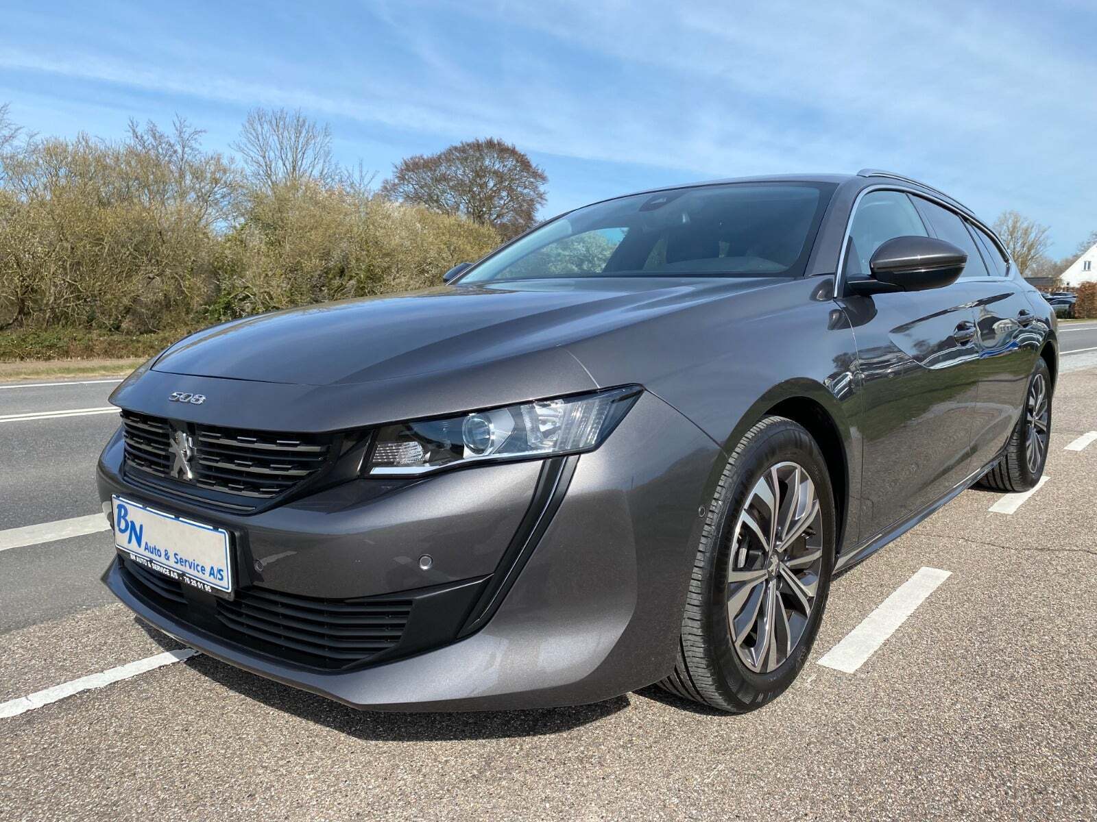 Grå Peugeot 508 fra 2022 set udefra