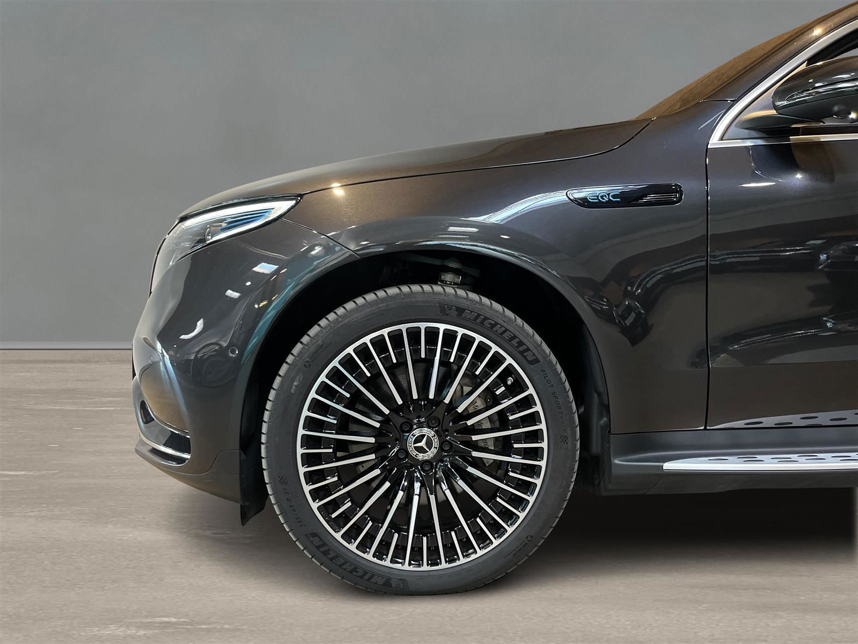 Grå Mercedes EQC 400 fra 2022