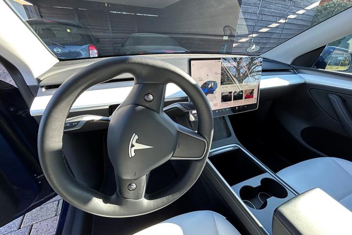 Blå Tesla Model Y fra 2022