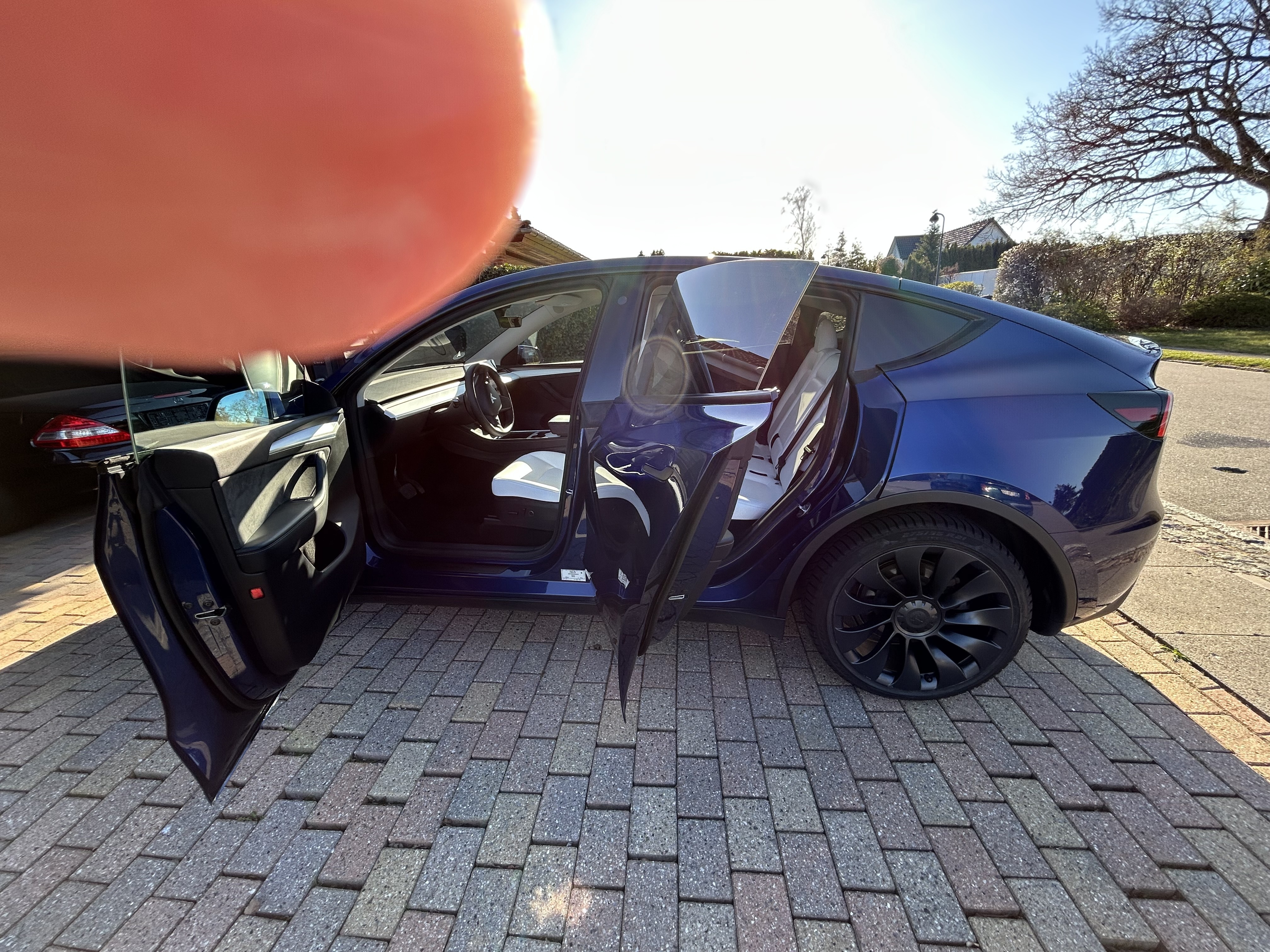 Blå Tesla Model Y fra 2022