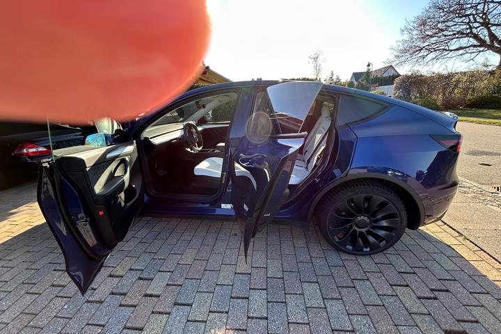 Blå Tesla Model Y fra 2022