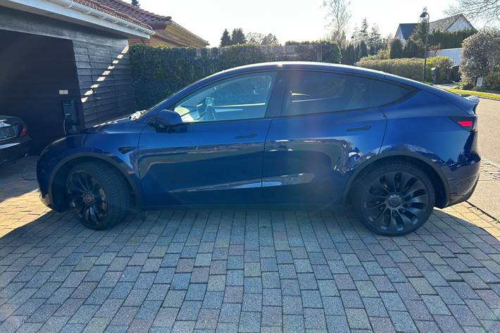 Blå Tesla Model Y fra 2022