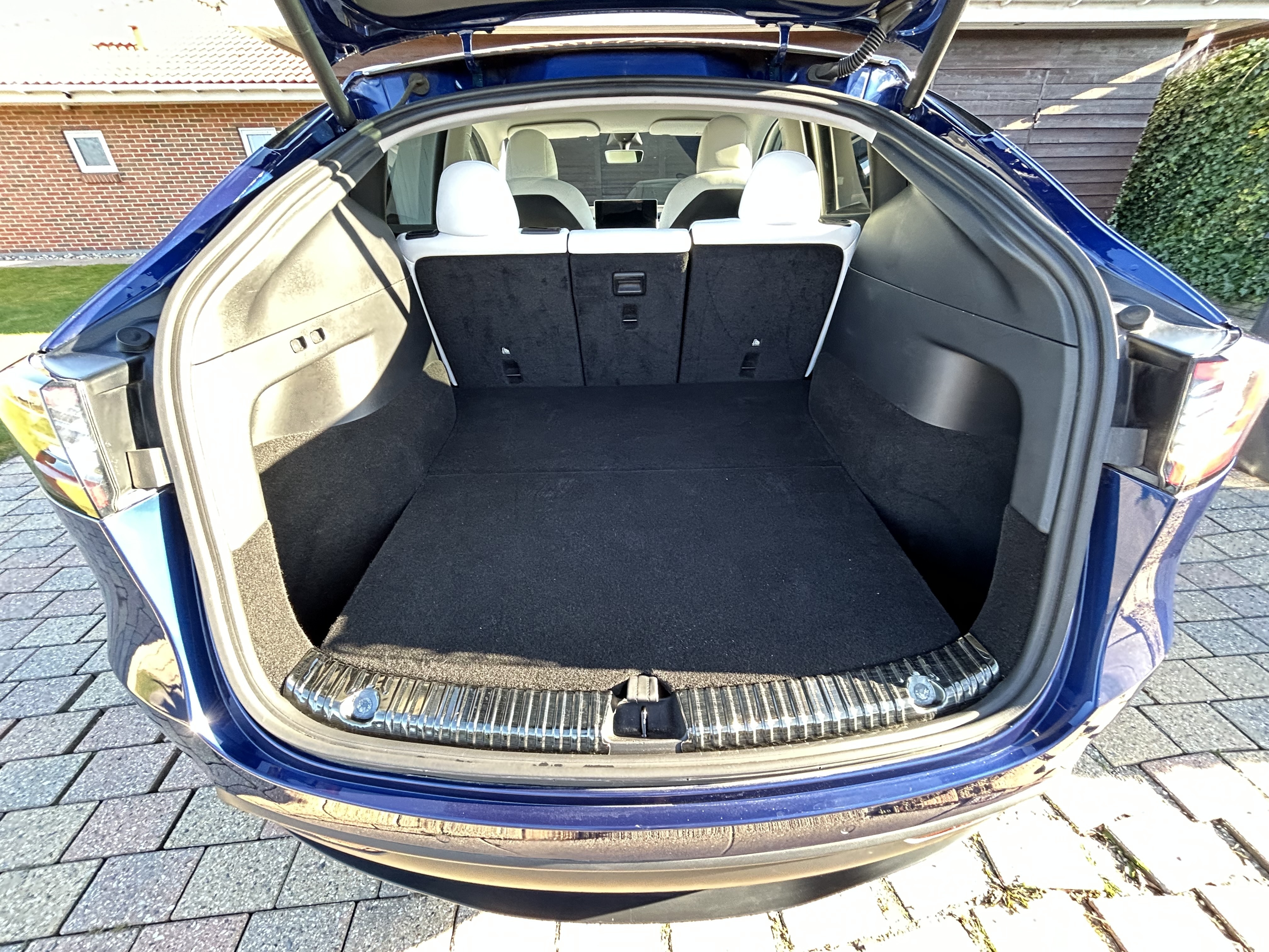 Blå Tesla Model Y fra 2022