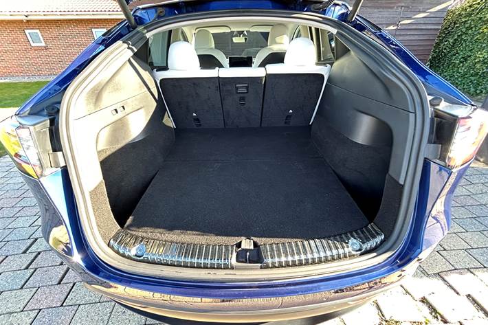 Blå Tesla Model Y fra 2022