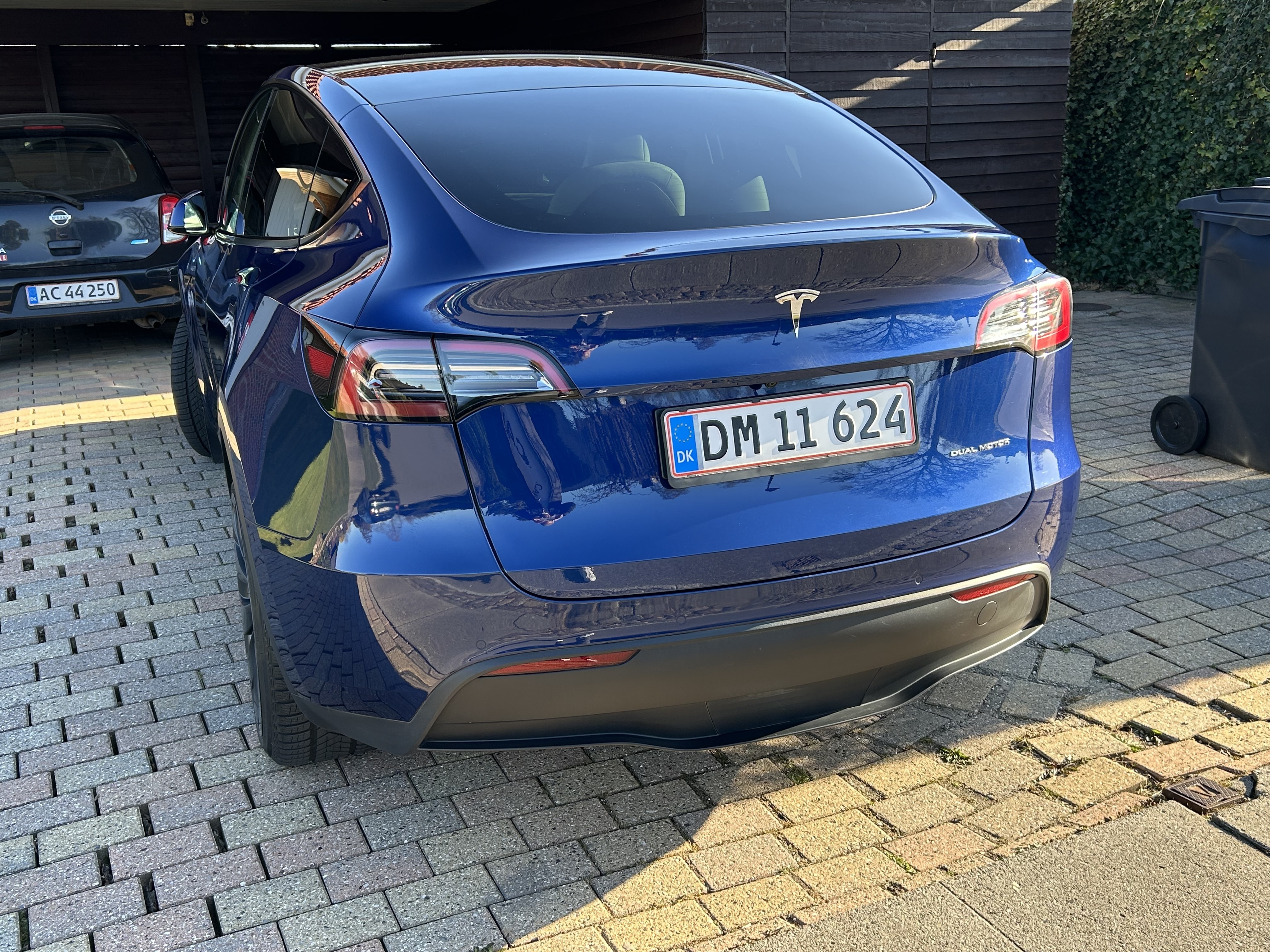 Blå Tesla Model Y fra 2022