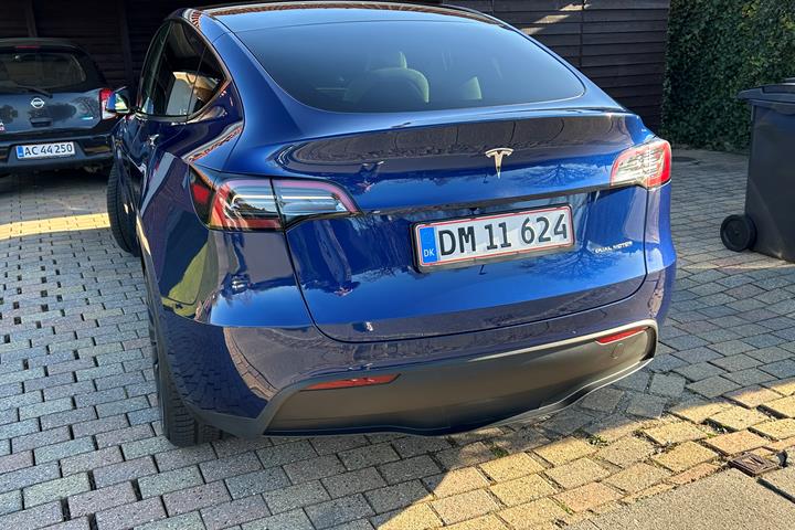 Blå Tesla Model Y fra 2022