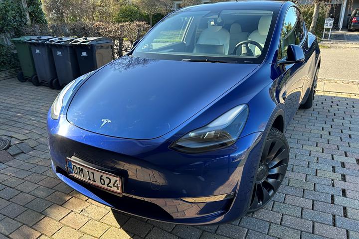 Blå Tesla Model Y fra 2022