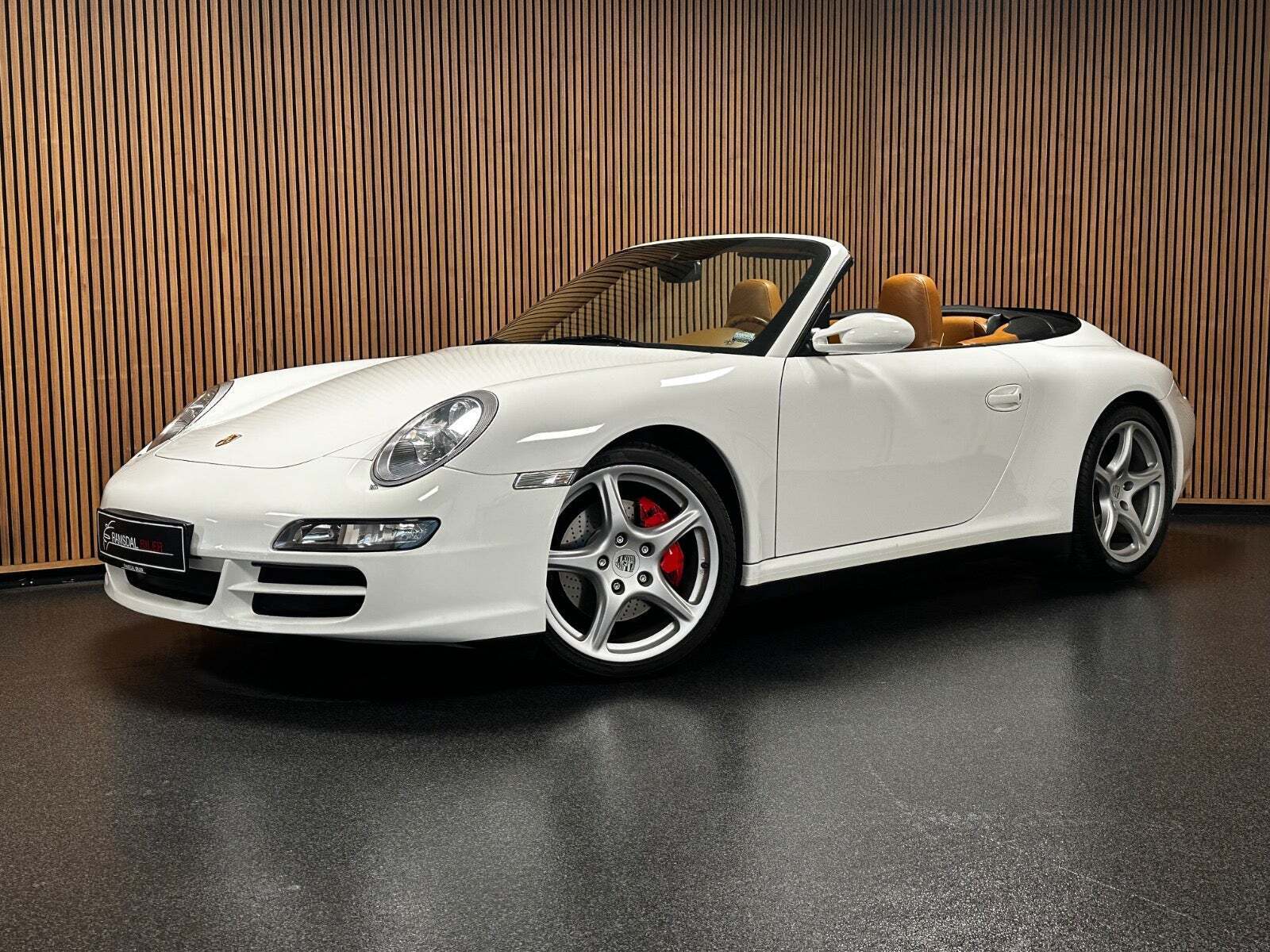 Hvid Porsche 911 Carrera 4S fra 2007 set udefra