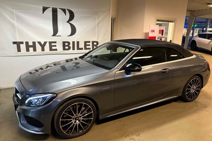 Grå Mercedes C43 fra 2017 set udefra