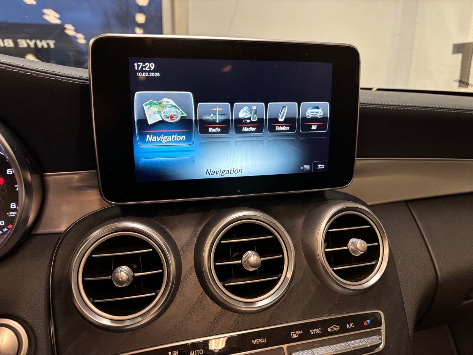 Grå Mercedes C43 fra 2017