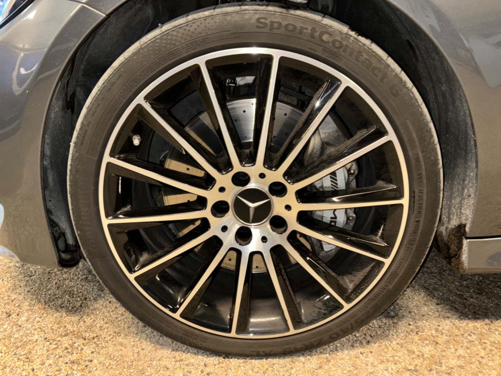 Grå Mercedes C43 fra 2017