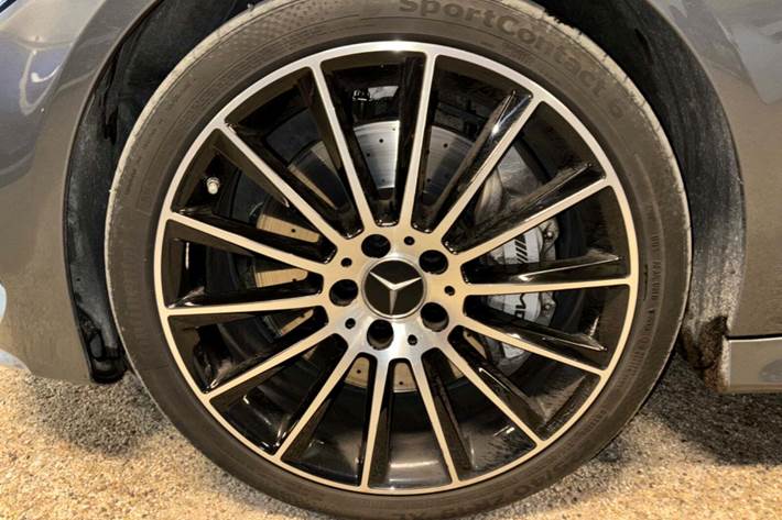 Grå Mercedes C43 fra 2017