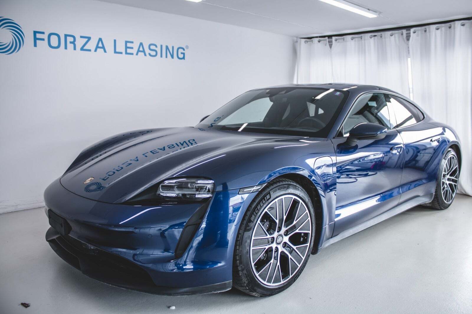 Blå Porsche Taycan fra 2022 set udefra